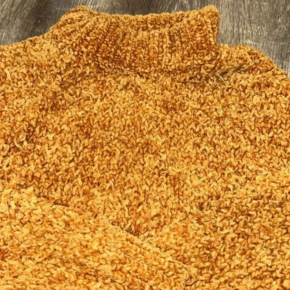 UO Milo Chenille Cropped Distressed Mock-Neck Sweater - Picture 4 of 9